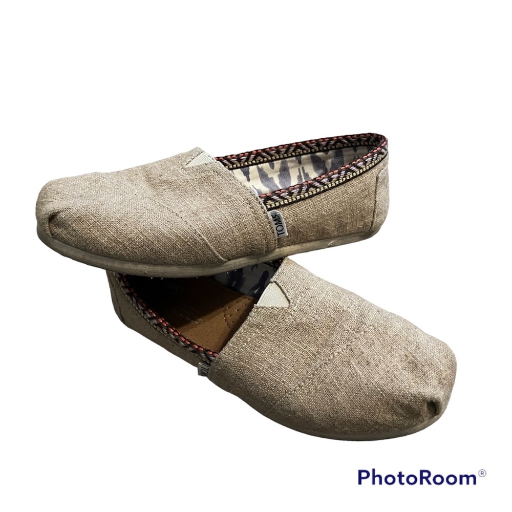 🟤$15 SALE! 💜TOMS: size 7, tan slide-on flats w/decorative trim, preowned